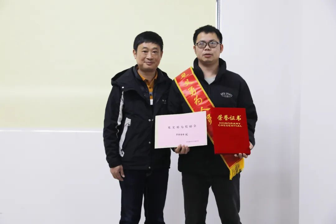 央視、新華社等媒體點(diǎn)贊！韶關(guān)救人小哥獲“見(jiàn)義勇為”稱(chēng)號(hào)