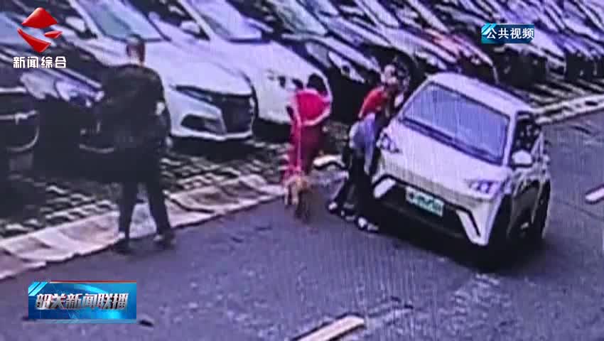 【善美之城·核心價(jià)值觀】男童被卷車底 鄰里齊心抬車救人上演生命救援
